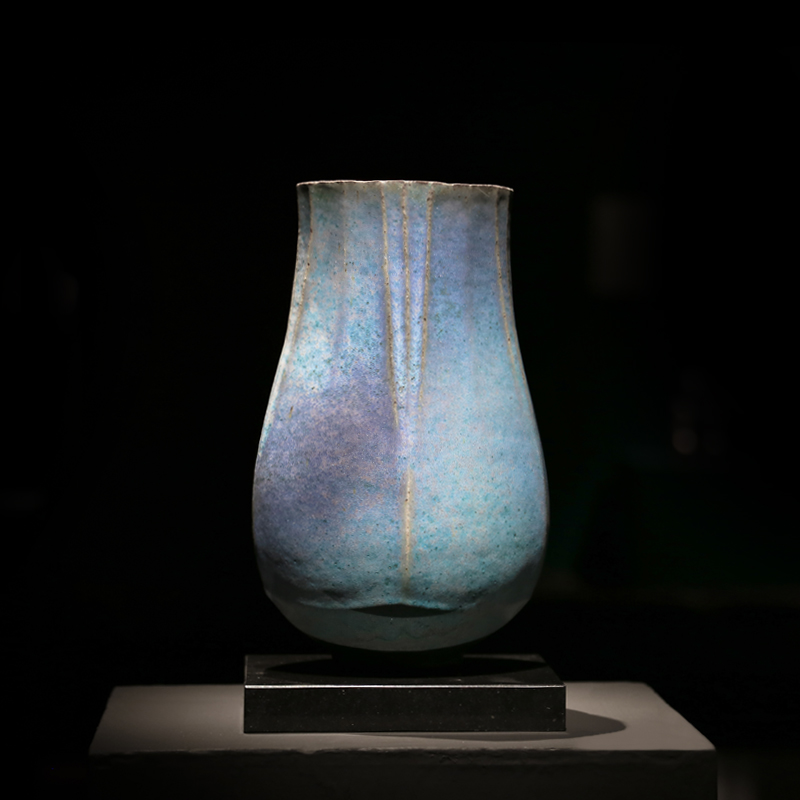 「創作」 陶藝 作品 成為 陳淑耘 記錄生活的方式，是作者閱讀生命的體現，更是對生命的喝采。抬頭仰望星空，在浩瀚無垠的宇宙中，人顯得更加渺小。每個生命體都試圖追尋自我成就永恆的方式。 陳淑耘 老師 ，慶幸自己，每每沈浸在 藝術 之海中，可以隨著不滅的熱情與喜悅，刻畫著永恆篇章，日復一日踏實個人的生命！
