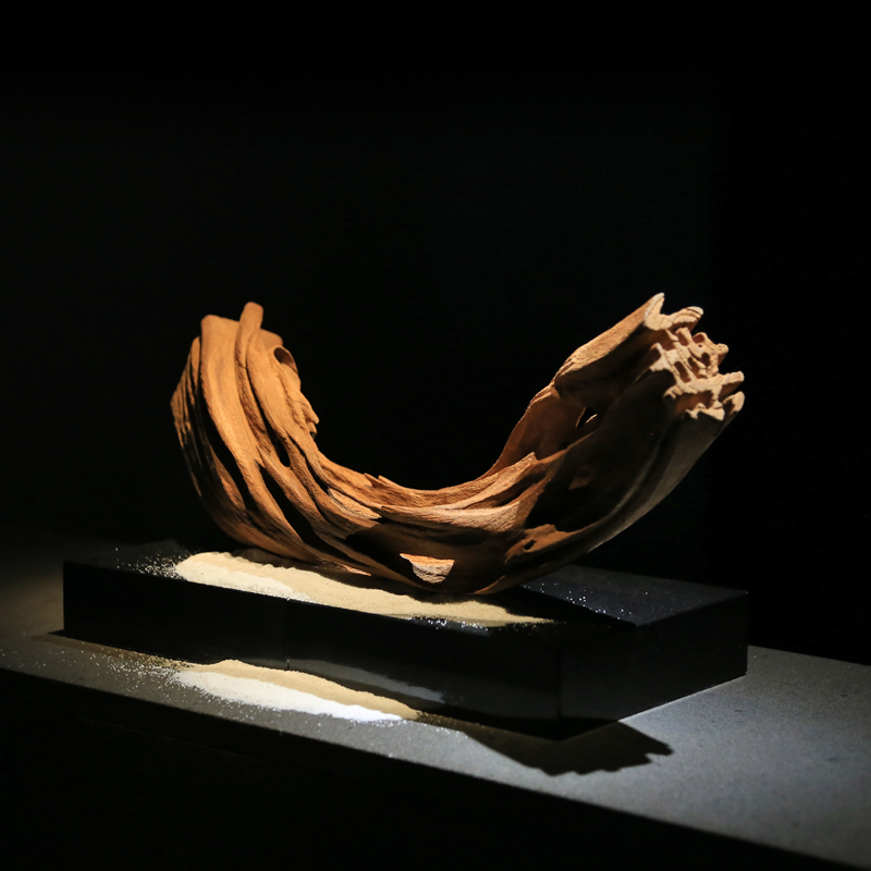 創作者的生活離不開 藝術， 藝術 也離不開生活。 董旻晋 （ 董明晉 ）回首生命中每一種經歷、每一段時間片刻，都有值得再三回味的風景。木頭以陽光、雨水和空氣為養分，靜靜默默與千年作伴，是一種天地共養的大美，令人相信生命自有出路；那種隨時間刻印在 木雕 作品 上的風化印記、自然有機的美，令人驚艷。