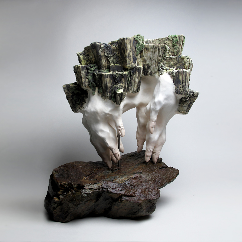 盧嬿宇 陶瓷 藝術 創作的 作品 多以變異的人體及混合動物形體作為主題，我認為人是一種難以順應自然本能生存的動物，在有限的生命中，尋求卓越、或合群、或自我實現、內在安定等意義，在廣袤的世界裡時時叩問著自我的形貌及定位。我希望藉 陶藝 創作各種變形混合的擬似生物，他們用各自的邏輯獨自生長，不被既定意義的框架所限。