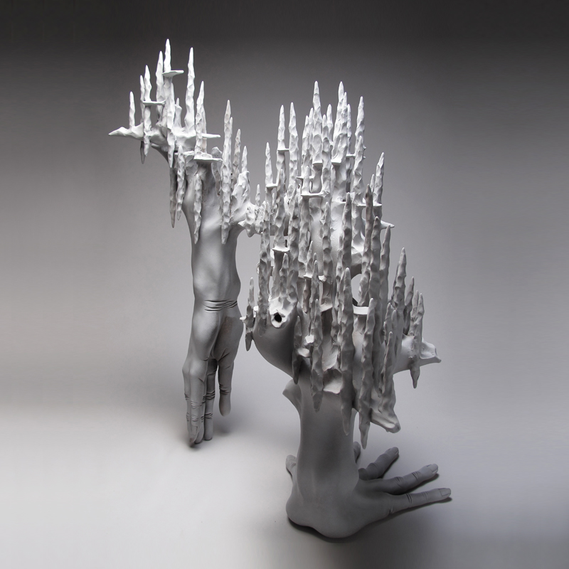 盧嬿宇 陶瓷 藝術 創作的 作品 多以變異的人體及混合動物形體作為主題，我認為人是一種難以順應自然本能生存的動物，在有限的生命中，尋求卓越、或合群、或自我實現、內在安定等意義，在廣袤的世界裡時時叩問著自我的形貌及定位。我希望藉 陶藝 創作各種變形混合的擬似生物，他們用各自的邏輯獨自生長，不被既定意義的框架所限。