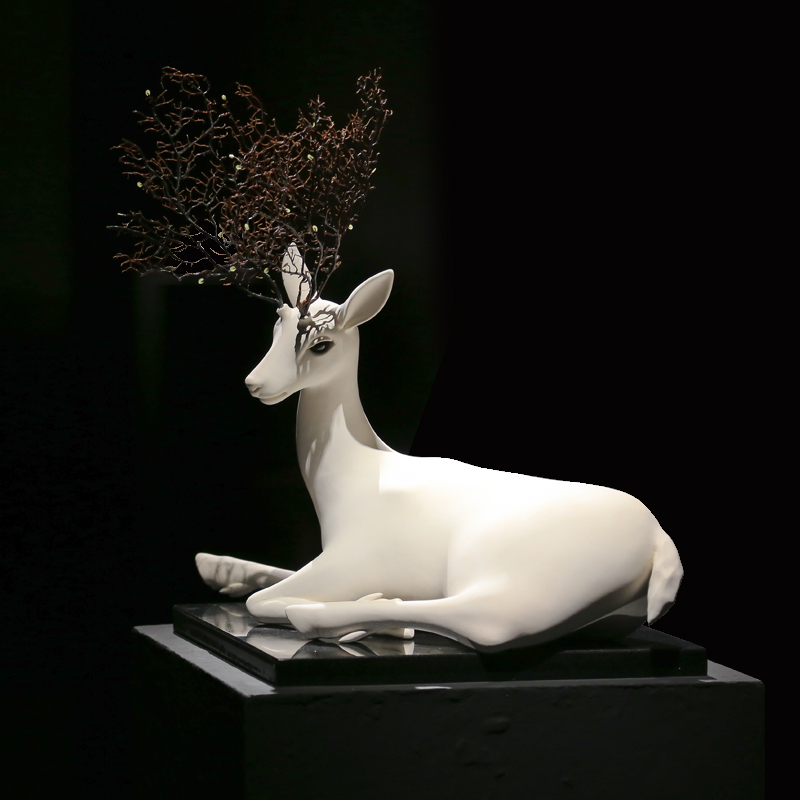 盧嬿宇 陶瓷 藝術 創作的 作品 多以變異的人體及混合動物形體作為主題，我認為人是一種難以順應自然本能生存的動物，在有限的生命中，尋求卓越、或合群、或自我實現、內在安定等意義，在廣袤的世界裡時時叩問著自我的形貌及定位。我希望藉 陶藝 創作各種變形混合的擬似生物，他們用各自的邏輯獨自生長，不被既定意義的框架所限。