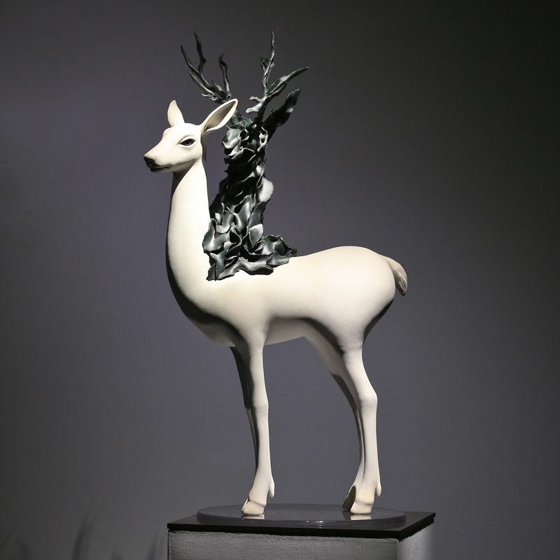 盧嬿宇 陶瓷 藝術 創作的 作品 多以變異的人體及混合動物形體作為主題，我認為人是一種難以順應自然本能生存的動物，在有限的生命中，尋求卓越、或合群、或自我實現、內在安定等意義，在廣袤的世界裡時時叩問著自我的形貌及定位。我希望藉 陶藝 創作各種變形混合的擬似生物，他們用各自的邏輯獨自生長，不被既定意義的框架所限。