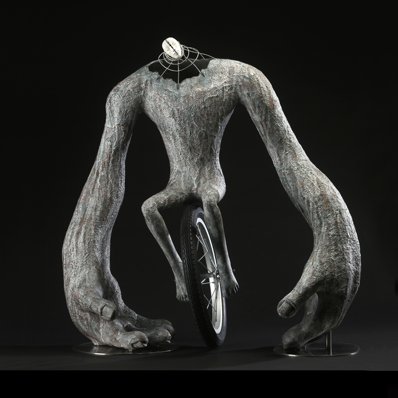 盧嬿宇 陶瓷 藝術 創作的 作品 多以變異的人體及混合動物形體作為主題，我認為人是一種難以順應自然本能生存的動物，在有限的生命中，尋求卓越、或合群、或自我實現、內在安定等意義，在廣袤的世界裡時時叩問著自我的形貌及定位。我希望藉 陶藝 創作各種變形混合的擬似生物，他們用各自的邏輯獨自生長，不被既定意義的框架所限。