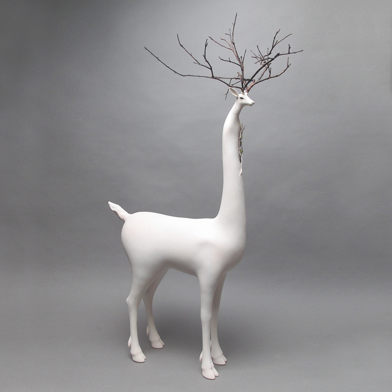 盧嬿宇 陶瓷 藝術 創作的 作品 多以變異的人體及混合動物形體作為主題，我認為人是一種難以順應自然本能生存的動物，在有限的生命中，尋求卓越、或合群、或自我實現、內在安定等意義，在廣袤的世界裡時時叩問著自我的形貌及定位。我希望藉 陶藝 創作各種變形混合的擬似生物，他們用各自的邏輯獨自生長，不被既定意義的框架所限。