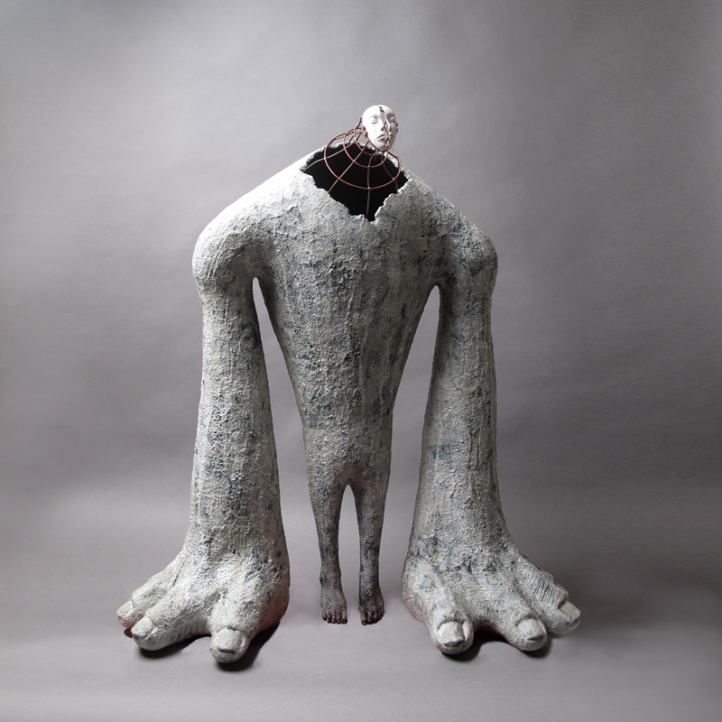 盧嬿宇 陶瓷 藝術 創作的 作品 多以變異的人體及混合動物形體作為主題，我認為人是一種難以順應自然本能生存的動物，在有限的生命中，尋求卓越、或合群、或自我實現、內在安定等意義，在廣袤的世界裡時時叩問著自我的形貌及定位。我希望藉 陶藝 創作各種變形混合的擬似生物，他們用各自的邏輯獨自生長，不被既定意義的框架所限。