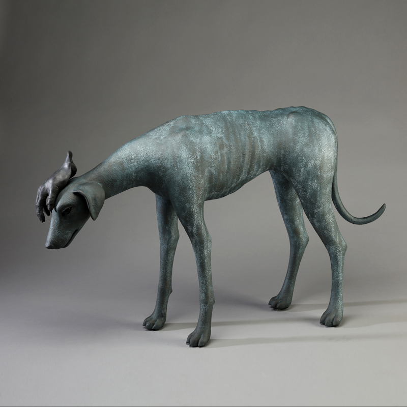 盧嬿宇 陶瓷 藝術 創作的 作品 多以變異的人體及混合動物形體作為主題，我認為人是一種難以順應自然本能生存的動物，在有限的生命中，尋求卓越、或合群、或自我實現、內在安定等意義，在廣袤的世界裡時時叩問著自我的形貌及定位。我希望藉 陶藝 創作各種變形混合的擬似生物，他們用各自的邏輯獨自生長，不被既定意義的框架所限。