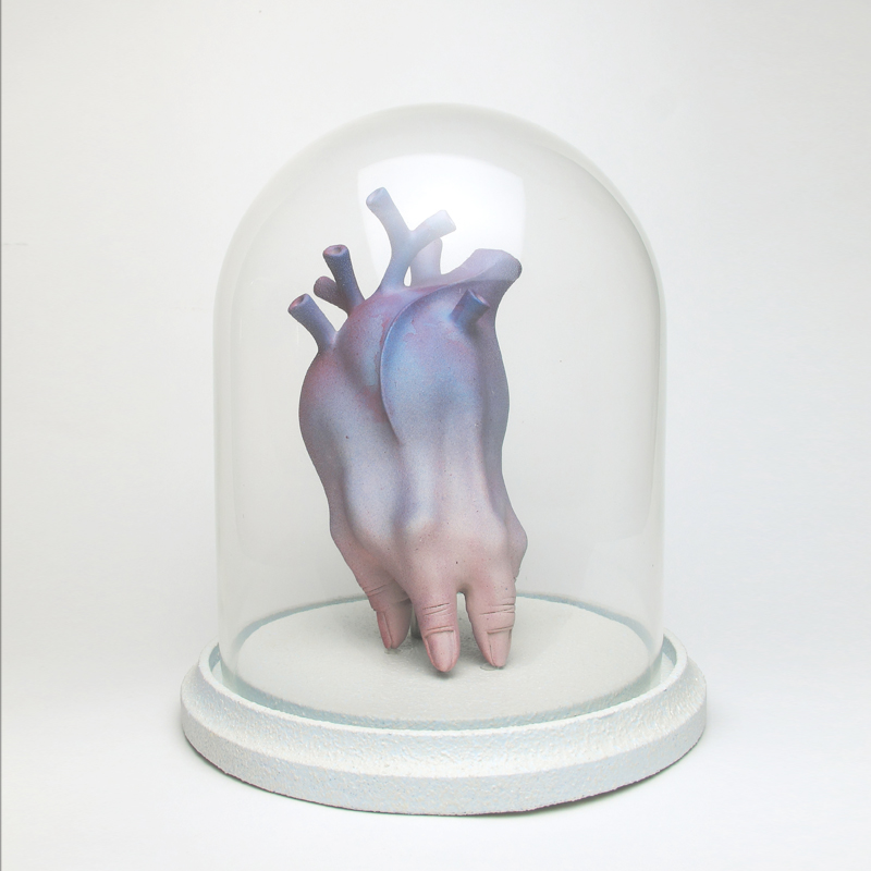 盧嬿宇 陶瓷 藝術 創作的 作品 多以變異的人體及混合動物形體作為主題，我認為人是一種難以順應自然本能生存的動物，在有限的生命中，尋求卓越、或合群、或自我實現、內在安定等意義，在廣袤的世界裡時時叩問著自我的形貌及定位。我希望藉 陶藝 創作各種變形混合的擬似生物，他們用各自的邏輯獨自生長，不被既定意義的框架所限。