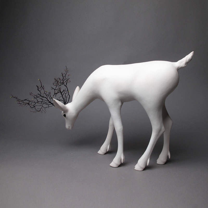 盧嬿宇 陶瓷 藝術 創作的 作品 多以變異的人體及混合動物形體作為主題，我認為人是一種難以順應自然本能生存的動物，在有限的生命中，尋求卓越、或合群、或自我實現、內在安定等意義，在廣袤的世界裡時時叩問著自我的形貌及定位。我希望藉 陶藝 創作各種變形混合的擬似生物，他們用各自的邏輯獨自生長，不被既定意義的框架所限。