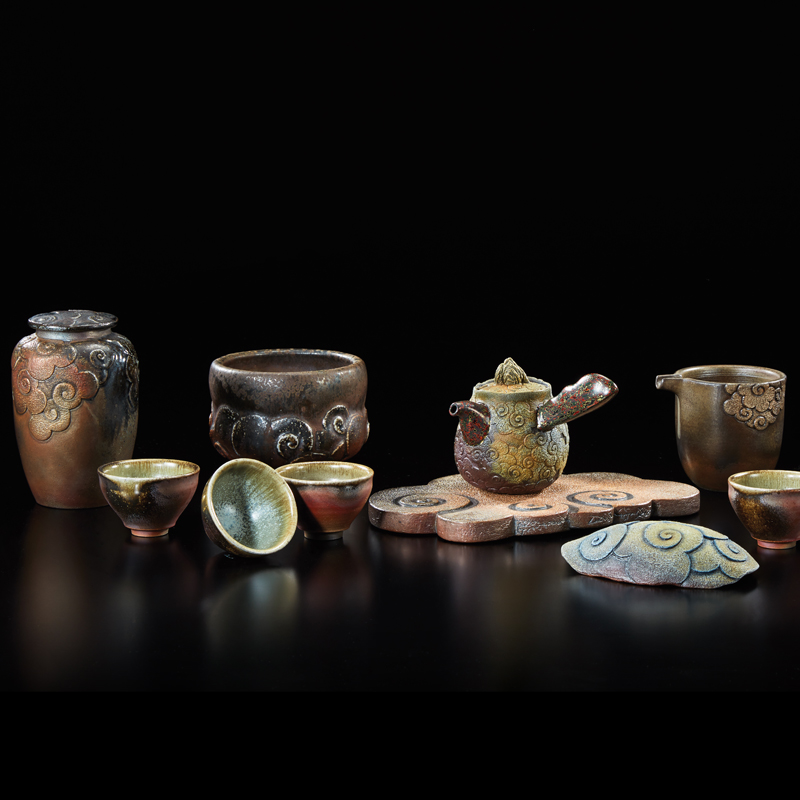 李幸龍 在每一次的個展中,如何讓自己投注新的創作元素,而這新思維的延伸,又能與自己以往的作品型態有所連結。從慣用的化妝土運用,與東方紋飾雕刻結合,到柴燒、 茶壺 質感之變化,乃至大型陶板製作。總期望於當代 藝術 領域中,能有屬於東方元素之陶藝面相。也期盼屬於自己的 陶藝 創作模式與作品脈絡,依然仍往前繼續成長。