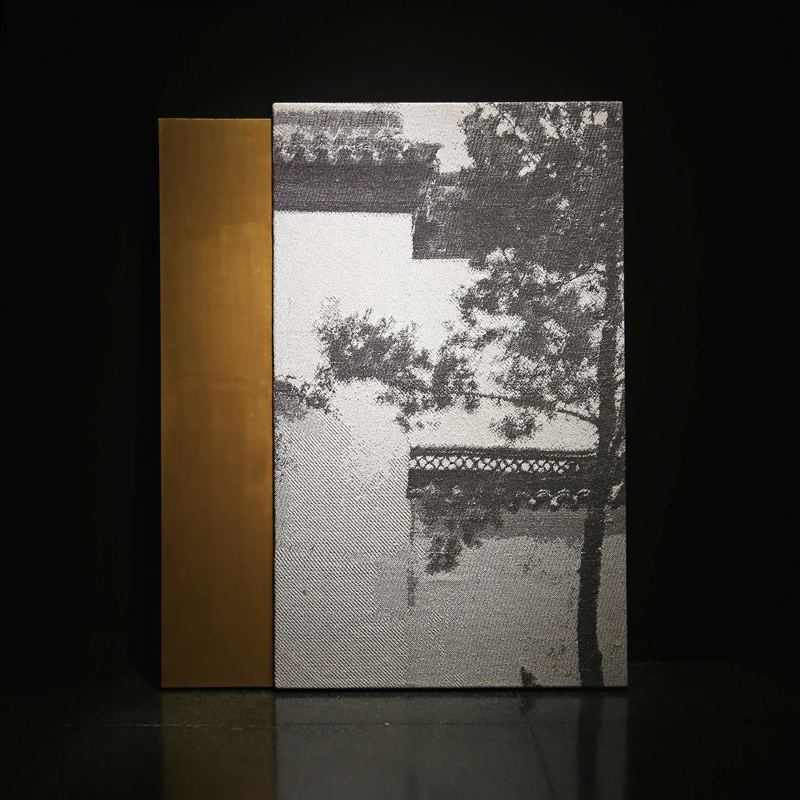 李偵綾 織畫 作品 的顯像必須將圖稿經過繁複的意匠工序轉譯成織紋組織結構的變化，再經費時費力的整經穿綜，數萬道丟梭打緯使經緯交織而成。風景園林與時間季節交疊，穿梭其中，這些景致讓觀者尋覓解讀隱含意義，並且企圖透過形式的安排，讓風景、園林、 藝術 或 紡織 等這些承載著與人息息相關的文化意義得以顯現。
