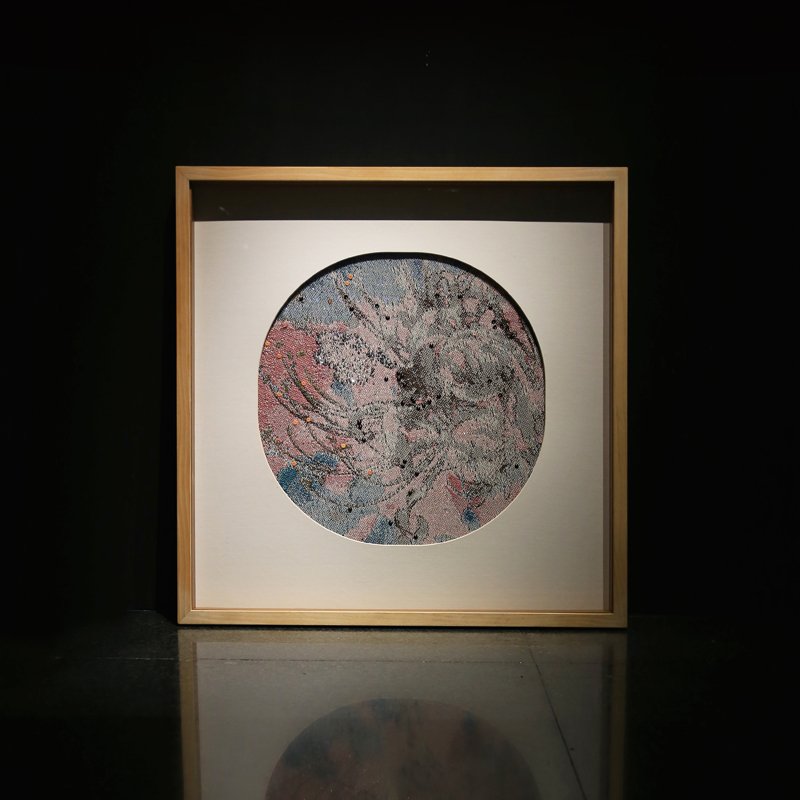 李偵綾 織畫 作品 的顯像必須將圖稿經過繁複的意匠工序轉譯成織紋組織結構的變化，再經費時費力的整經穿綜，數萬道丟梭打緯使經緯交織而成。風景園林與時間季節交疊，穿梭其中，這些景致讓觀者尋覓解讀隱含意義，並且企圖透過形式的安排，讓風景、園林、 藝術 或 紡織 等這些承載著與人息息相關的文化意義得以顯現。