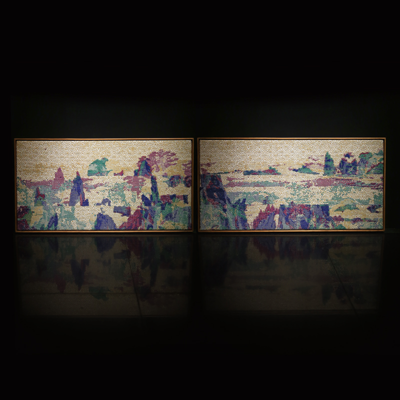 李偵綾 織畫 作品 的顯像必須將圖稿經過繁複的意匠工序轉譯成織紋組織結構的變化，再經費時費力的整經穿綜，數萬道丟梭打緯使經緯交織而成。風景園林與時間季節交疊，穿梭其中，這些景致讓觀者尋覓解讀隱含意義，並且企圖透過形式的安排，讓風景、園林、 藝術 或 紡織 等這些承載著與人息息相關的文化意義得以顯現。