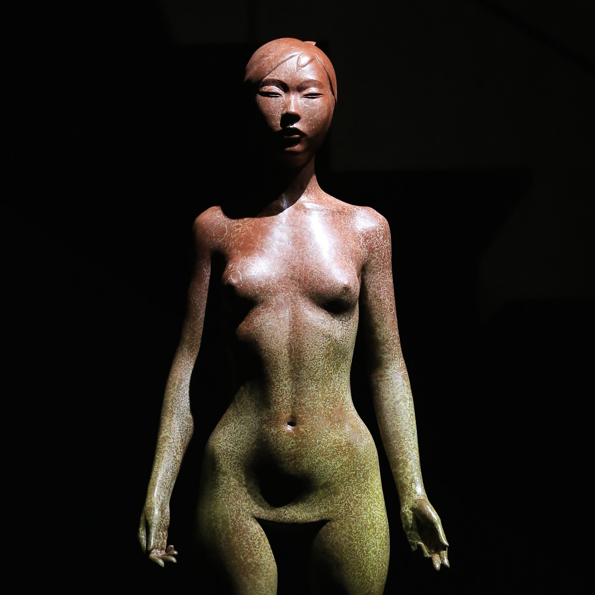 許維忠 認為一個 雕塑家 創作一件好的作品,不是發明而是發現。作品必須回到時間、空間裡,用歲月去完成,揉合 雕塑 家個人之氣,回歸一個「物」的本位與尊嚴。如此作品巔峰之時,也是 藝術 作品 走向舊蝕風化成「物」的回歸。萬物同等,是生態、是循環。