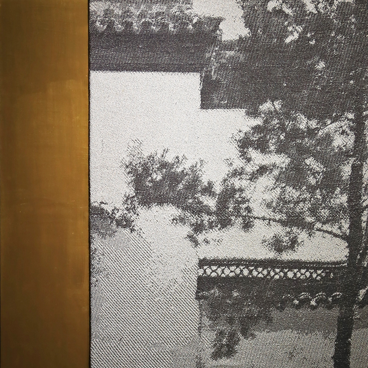 李偵綾 織畫 作品 的顯像必須將圖稿經過繁複的意匠工序轉譯成織紋組織結構的變化，再經費時費力的整經穿綜，數萬道丟梭打緯使經緯交織而成。風景園林與時間季節交疊，穿梭其中，這些景致讓觀者尋覓解讀隱含意義，並且企圖透過形式的安排，讓風景、園林、 藝術 或 紡織 等這些承載著與人息息相關的文化意義得以顯現。