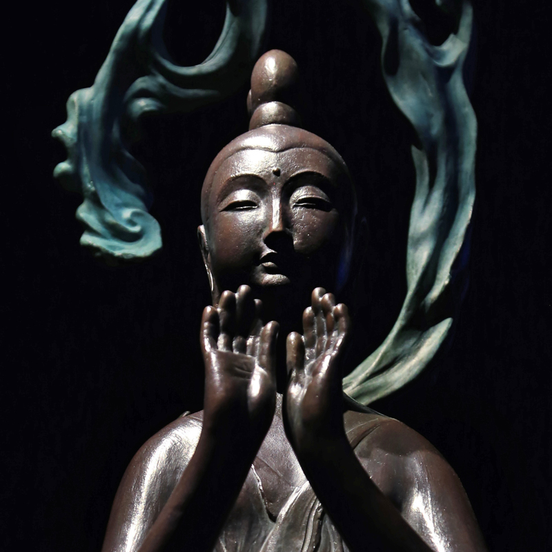 許維忠 認為一個 雕塑家 創作一件好的作品,不是發明而是發現。作品必須回到時間、空間裡,用歲月去完成,揉合 雕塑 家個人之氣,回歸一個「物」的本位與尊嚴。如此作品巔峰之時,也是 藝術 作品 走向舊蝕風化成「物」的回歸。萬物同等,是生態、是循環。
