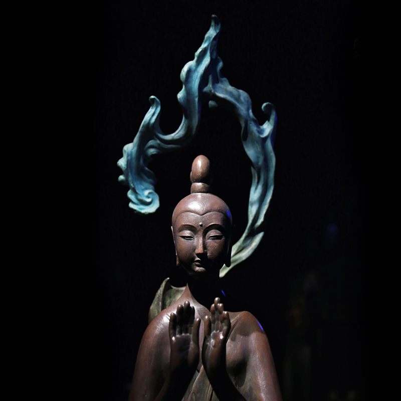 許維忠 認為一個 雕塑家 創作一件好的作品,不是發明而是發現。作品必須回到時間、空間裡,用歲月去完成,揉合 雕塑 家個人之氣,回歸一個「物」的本位與尊嚴。如此作品巔峰之時,也是 藝術 作品 走向舊蝕風化成「物」的回歸。萬物同等,是生態、是循環。