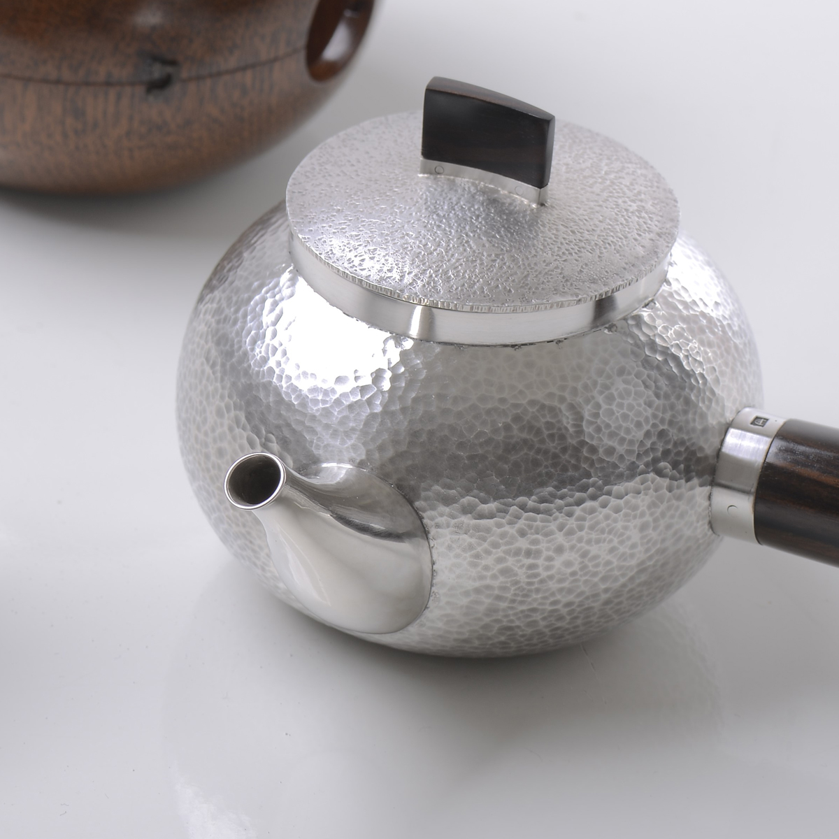 趙丹綺 的 金工 之旅始於 銀器 創作,爾後多年不斷實驗多種金工技術於不同形式的創作,包含實用銀器、小型雕塑物件、珠寶首飾、金屬畫作等,學習金、銀、銅、鋁、鈦、錫等不同金屬媒材的掌控。然而 金工 藝術 浩瀚如海,窮盡一生仍難窺探全貌,如同世間生生不息的輪迴,我的 作品 終於回歸本源— 銀器 創作。