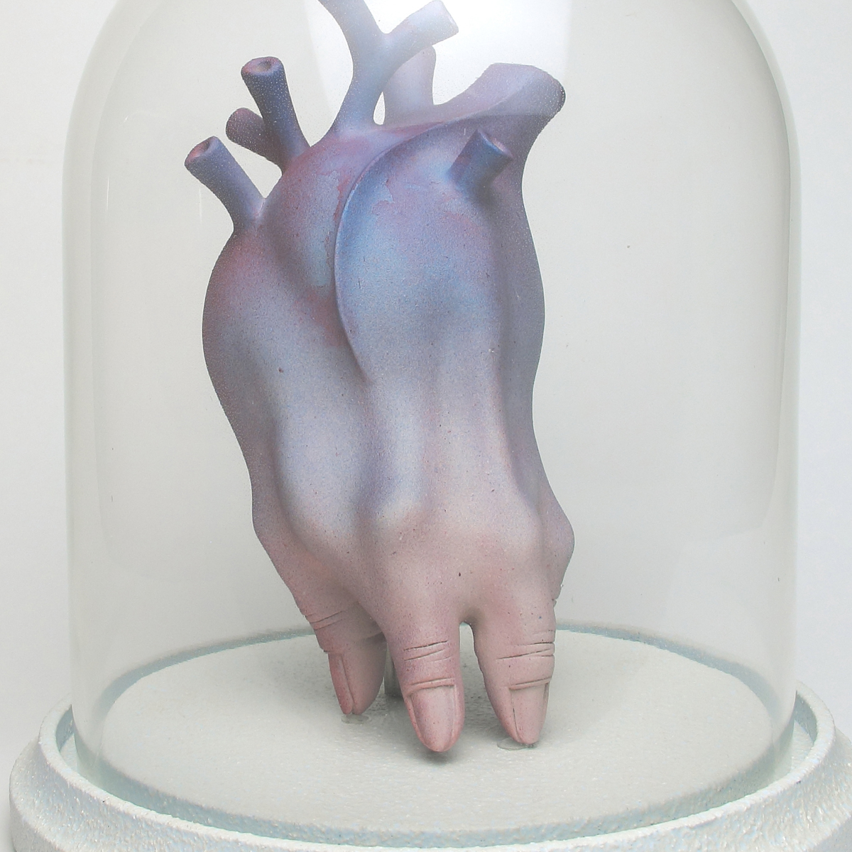 盧嬿宇 陶瓷 藝術 創作的 作品 多以變異的人體及混合動物形體作為主題，我認為人是一種難以順應自然本能生存的動物，在有限的生命中，尋求卓越、或合群、或自我實現、內在安定等意義，在廣袤的世界裡時時叩問著自我的形貌及定位。我希望藉 陶藝 創作各種變形混合的擬似生物，他們用各自的邏輯獨自生長，不被既定意義的框架所限。