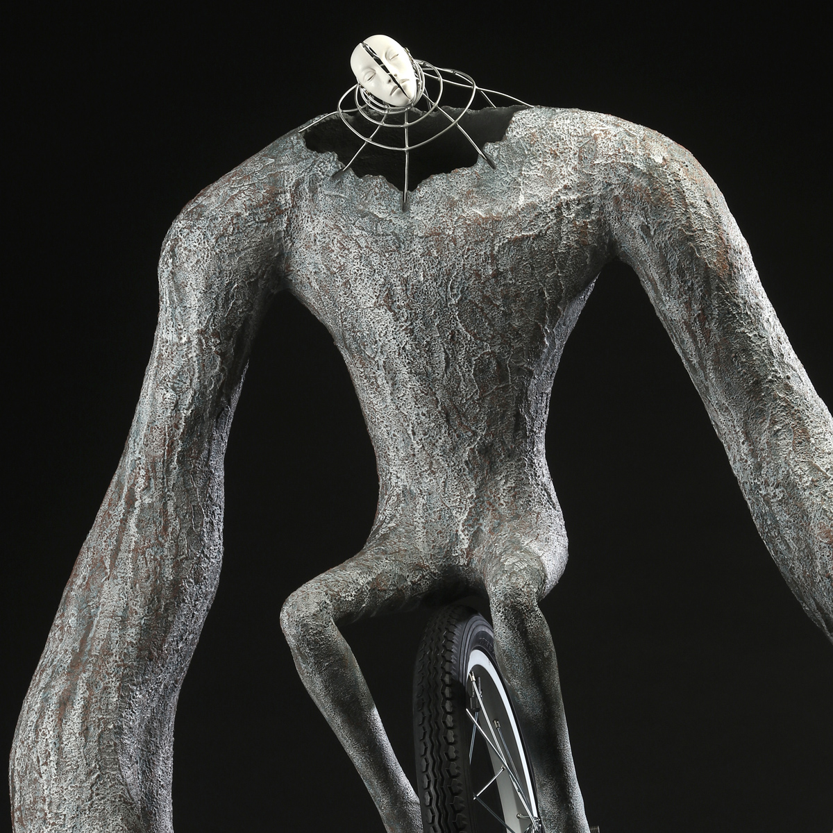 盧嬿宇 陶瓷 藝術 創作的 作品 多以變異的人體及混合動物形體作為主題，我認為人是一種難以順應自然本能生存的動物，在有限的生命中，尋求卓越、或合群、或自我實現、內在安定等意義，在廣袤的世界裡時時叩問著自我的形貌及定位。我希望藉 陶藝 創作各種變形混合的擬似生物，他們用各自的邏輯獨自生長，不被既定意義的框架所限。