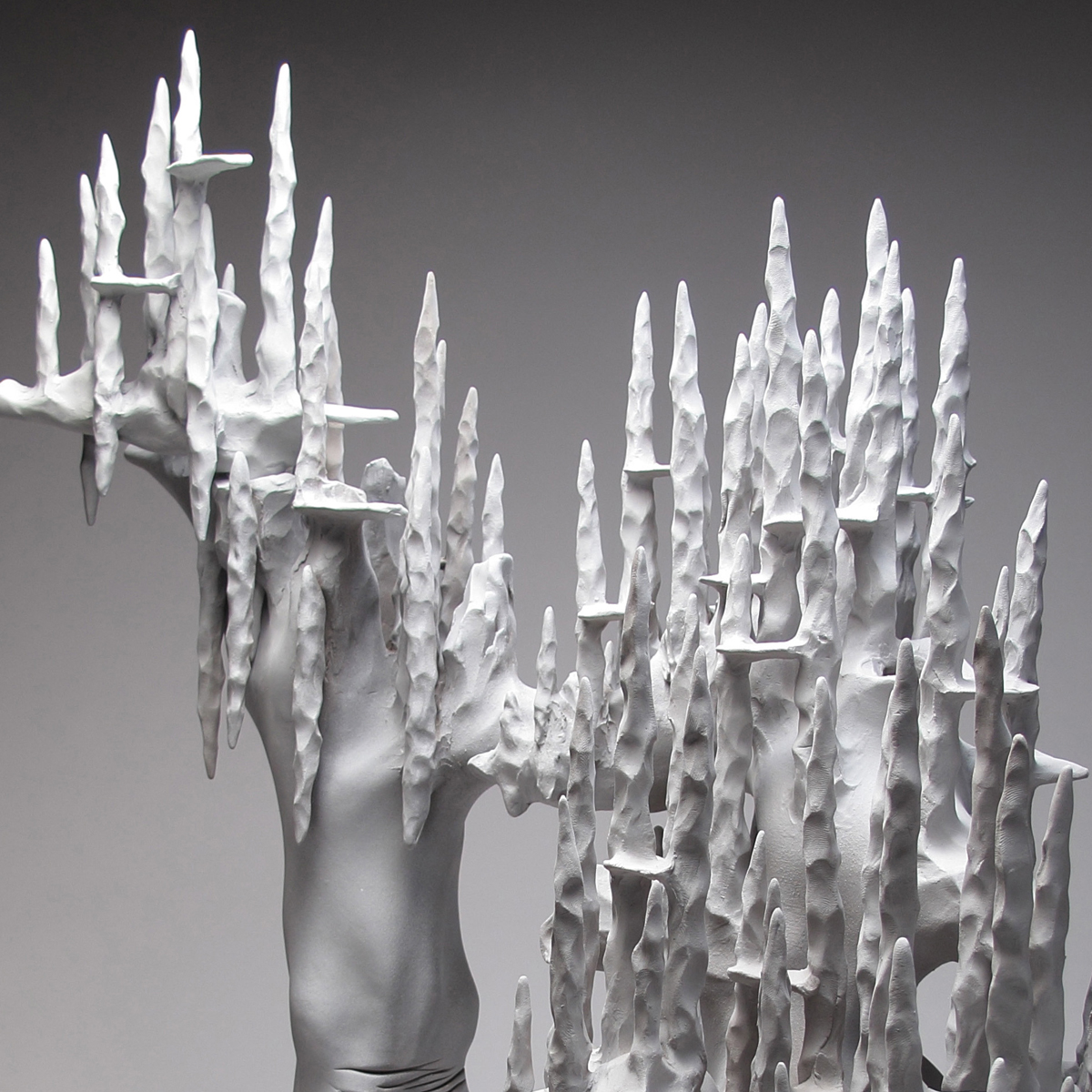 盧嬿宇 陶瓷 藝術 創作的 作品 多以變異的人體及混合動物形體作為主題，我認為人是一種難以順應自然本能生存的動物，在有限的生命中，尋求卓越、或合群、或自我實現、內在安定等意義，在廣袤的世界裡時時叩問著自我的形貌及定位。我希望藉 陶藝 創作各種變形混合的擬似生物，他們用各自的邏輯獨自生長，不被既定意義的框架所限。