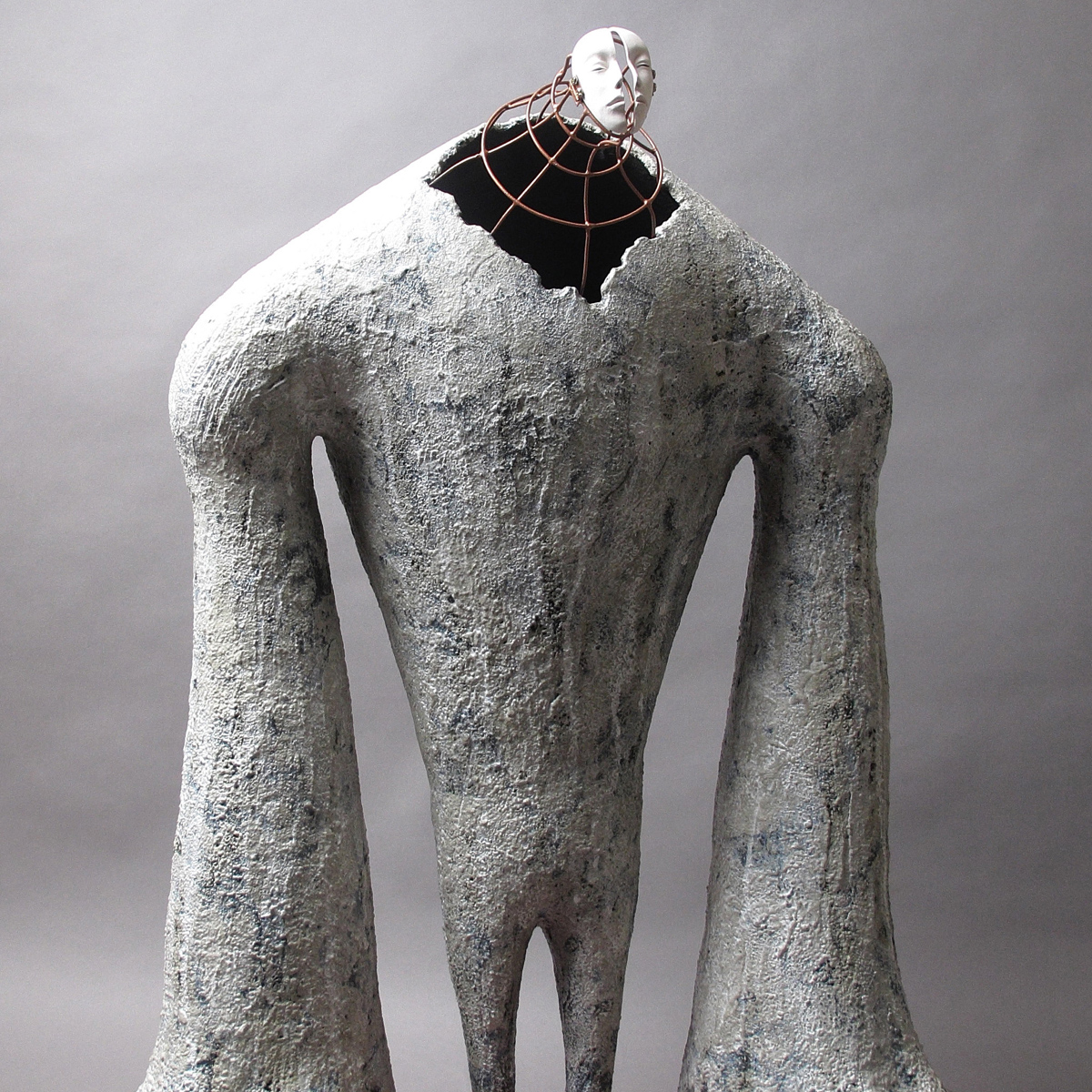 盧嬿宇 陶瓷 藝術 創作的 作品 多以變異的人體及混合動物形體作為主題，我認為人是一種難以順應自然本能生存的動物，在有限的生命中，尋求卓越、或合群、或自我實現、內在安定等意義，在廣袤的世界裡時時叩問著自我的形貌及定位。我希望藉 陶藝 創作各種變形混合的擬似生物，他們用各自的邏輯獨自生長，不被既定意義的框架所限。