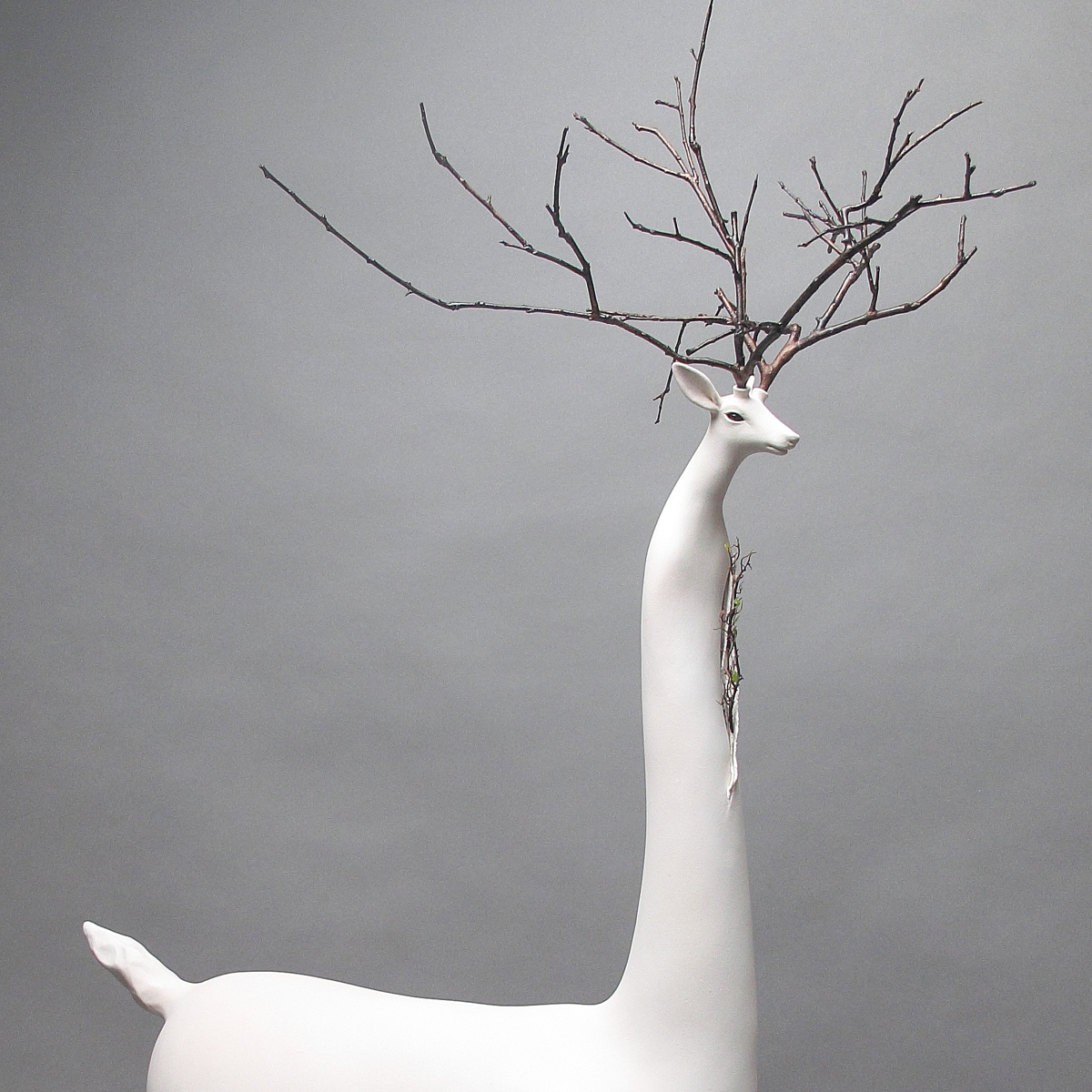 盧嬿宇 陶瓷 藝術 創作的 作品 多以變異的人體及混合動物形體作為主題，我認為人是一種難以順應自然本能生存的動物，在有限的生命中，尋求卓越、或合群、或自我實現、內在安定等意義，在廣袤的世界裡時時叩問著自我的形貌及定位。我希望藉 陶藝 創作各種變形混合的擬似生物，他們用各自的邏輯獨自生長，不被既定意義的框架所限。