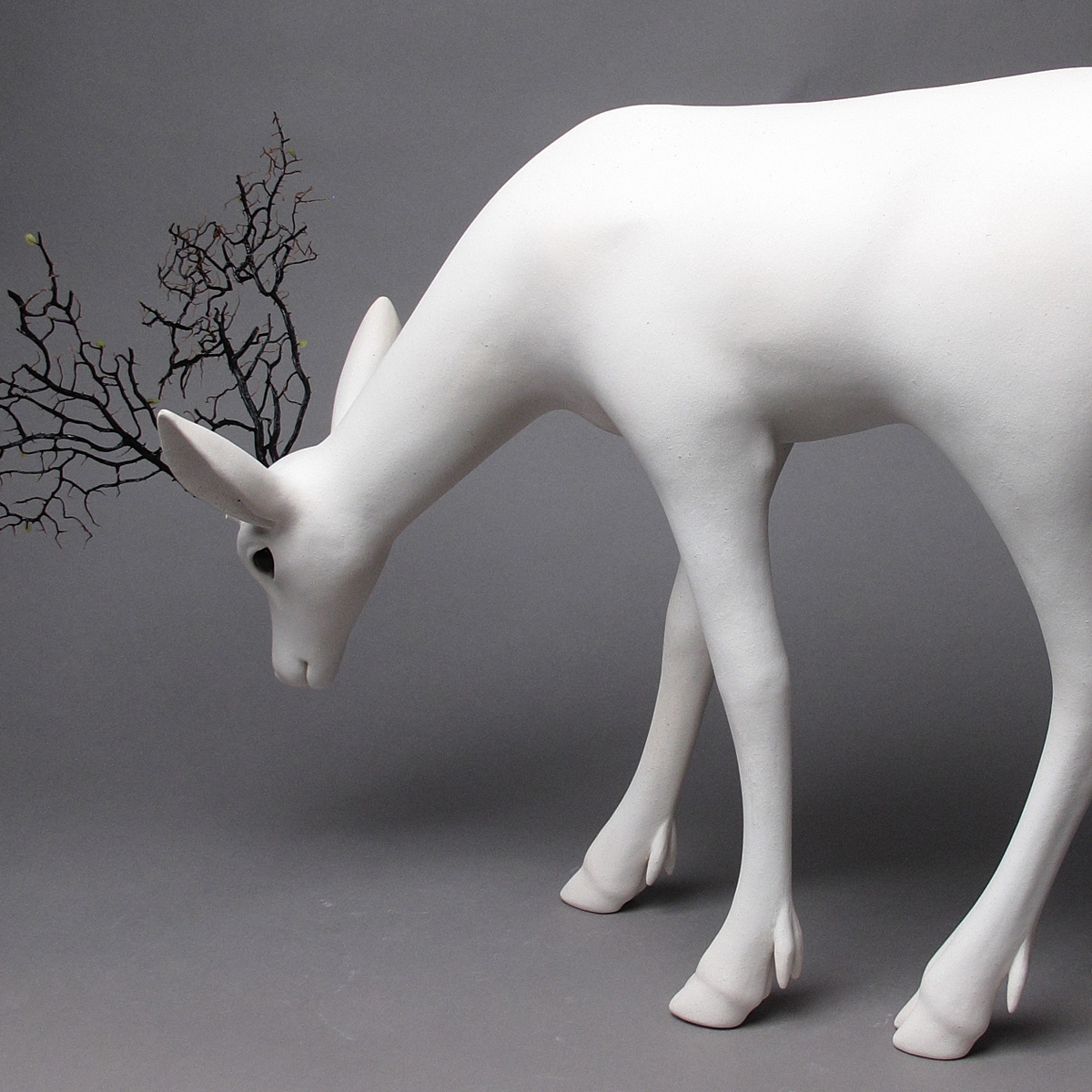 盧嬿宇 陶瓷 藝術 創作的 作品 多以變異的人體及混合動物形體作為主題，我認為人是一種難以順應自然本能生存的動物，在有限的生命中，尋求卓越、或合群、或自我實現、內在安定等意義，在廣袤的世界裡時時叩問著自我的形貌及定位。我希望藉 陶藝 創作各種變形混合的擬似生物，他們用各自的邏輯獨自生長，不被既定意義的框架所限。