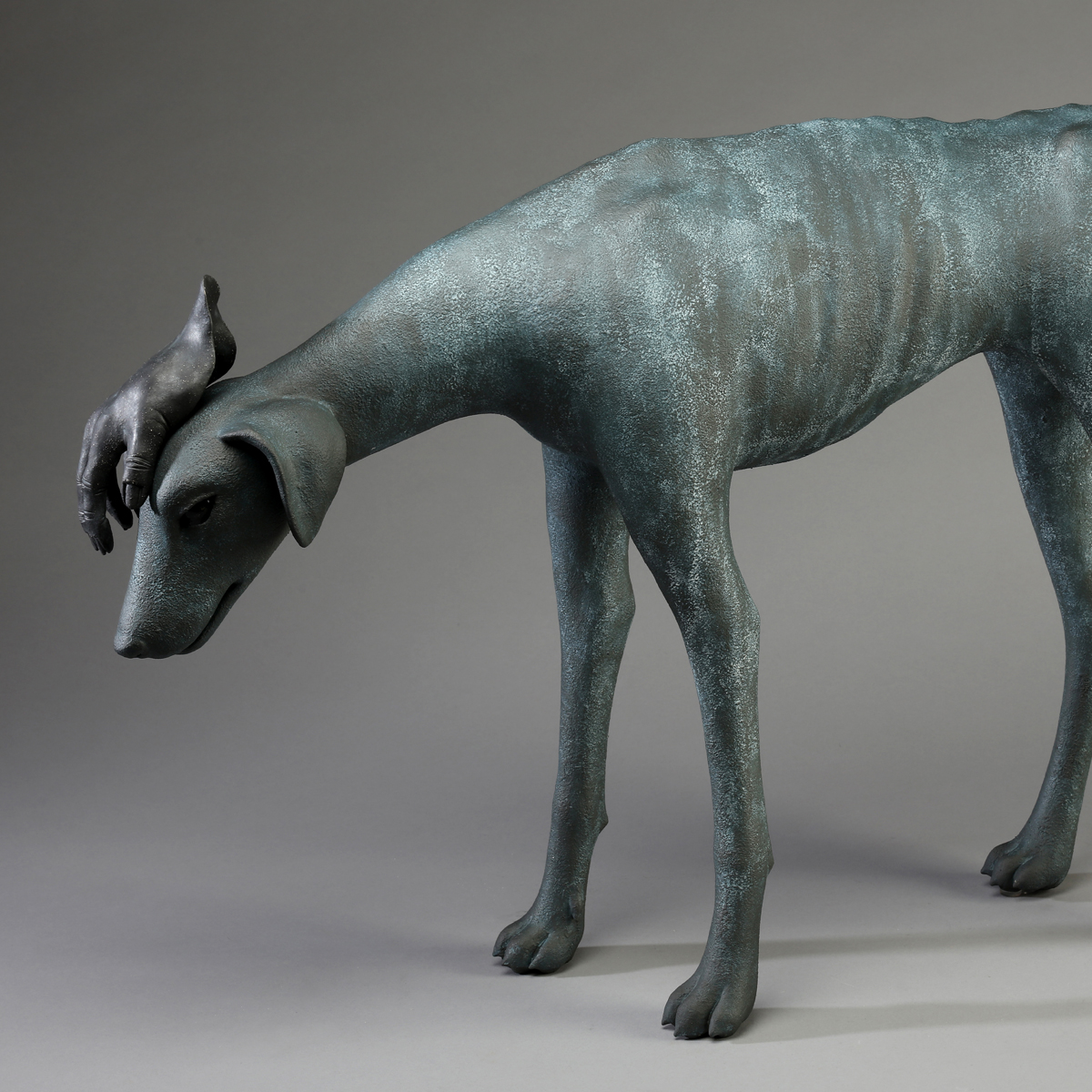 盧嬿宇 陶瓷 藝術 創作的 作品 多以變異的人體及混合動物形體作為主題，我認為人是一種難以順應自然本能生存的動物，在有限的生命中，尋求卓越、或合群、或自我實現、內在安定等意義，在廣袤的世界裡時時叩問著自我的形貌及定位。我希望藉 陶藝 創作各種變形混合的擬似生物，他們用各自的邏輯獨自生長，不被既定意義的框架所限。