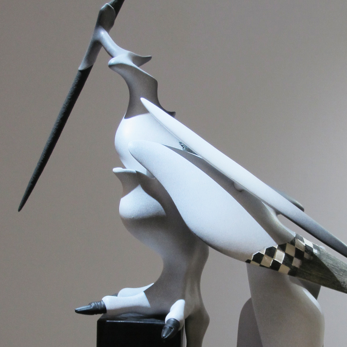 盧嬿宇 陶瓷 藝術 創作的 作品 多以變異的人體及混合動物形體作為主題，我認為人是一種難以順應自然本能生存的動物，在有限的生命中，尋求卓越、或合群、或自我實現、內在安定等意義，在廣袤的世界裡時時叩問著自我的形貌及定位。我希望藉 陶藝 創作各種變形混合的擬似生物，他們用各自的邏輯獨自生長，不被既定意義的框架所限。