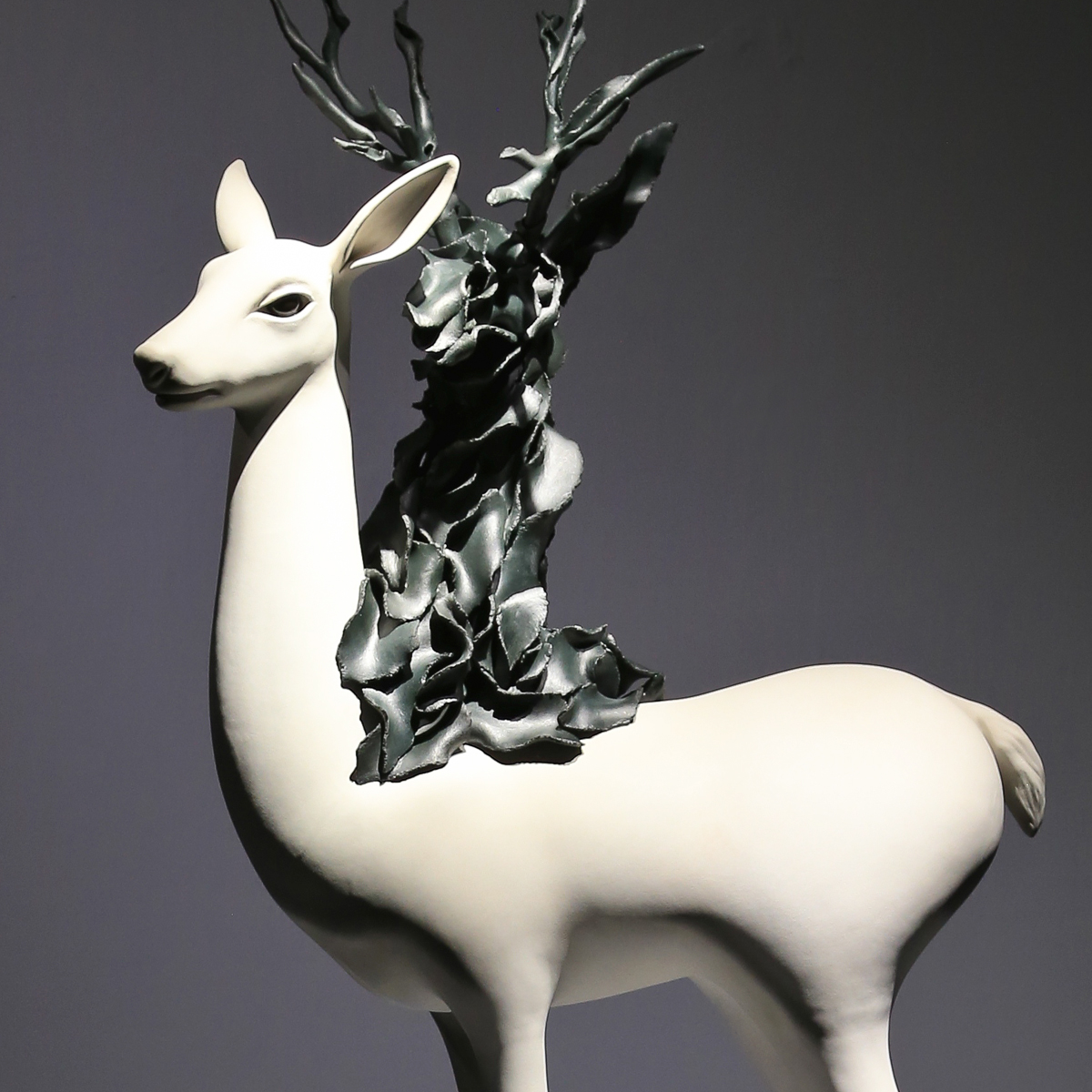 盧嬿宇 陶瓷 藝術 創作的 作品 多以變異的人體及混合動物形體作為主題，我認為人是一種難以順應自然本能生存的動物，在有限的生命中，尋求卓越、或合群、或自我實現、內在安定等意義，在廣袤的世界裡時時叩問著自我的形貌及定位。我希望藉 陶藝 創作各種變形混合的擬似生物，他們用各自的邏輯獨自生長，不被既定意義的框架所限。