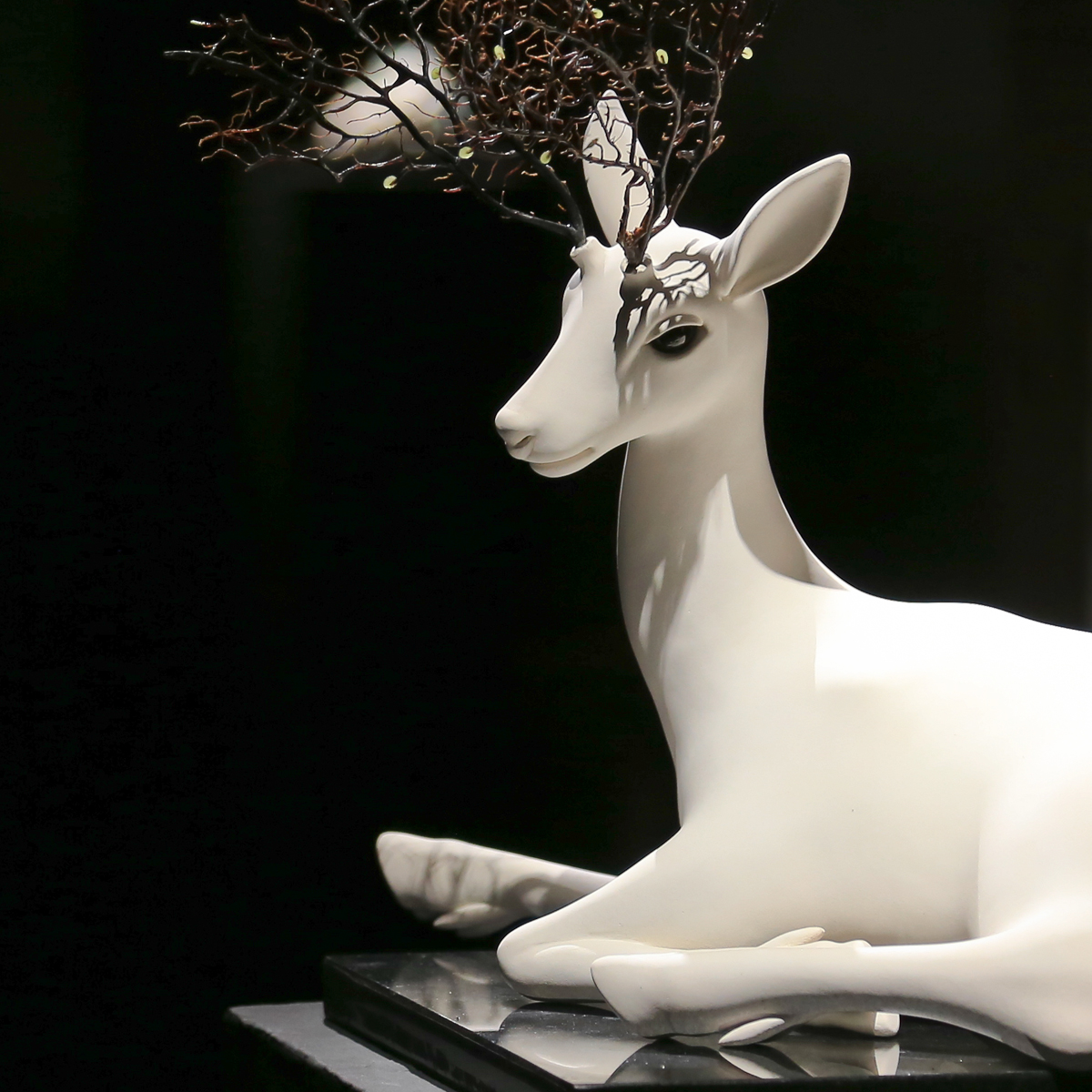 盧嬿宇 陶瓷 藝術 創作的 作品 多以變異的人體及混合動物形體作為主題，我認為人是一種難以順應自然本能生存的動物，在有限的生命中，尋求卓越、或合群、或自我實現、內在安定等意義，在廣袤的世界裡時時叩問著自我的形貌及定位。我希望藉 陶藝 創作各種變形混合的擬似生物，他們用各自的邏輯獨自生長，不被既定意義的框架所限。