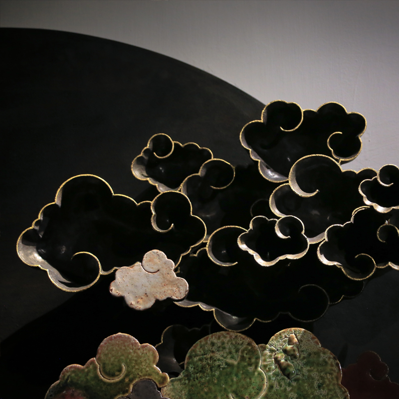劉榮輝 透過 陶藝 創作的呈現，時常發現形形色色的潛在性格， 藝術 作品 反映出自我意識。「山中何所有，嶺上多白雲。」「只在此山中，雲深不知處。」「月出驚山鳥，時鳴春澗中。」「鳥宿池邊樹，僧敲月下門。」我感嘆大自然 山水 的雋永，將自己的感受融入孕育這一片生機的源頭。