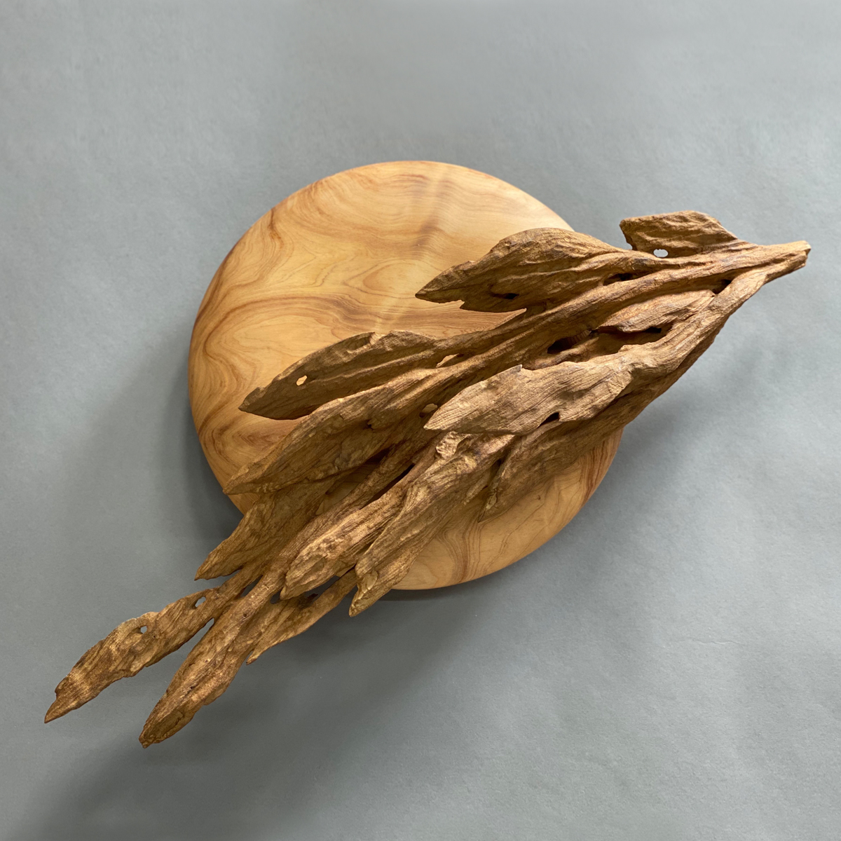 創作者的生活離不開 藝術， 藝術 也離不開生活。 董旻晋 （ 董明晉 ）回首生命中每一種經歷、每一段時間片刻，都有值得再三回味的風景。木頭以陽光、雨水和空氣為養分，靜靜默默與千年作伴，是一種天地共養的大美，令人相信生命自有出路；那種隨時間刻印在 木雕 作品 上的風化印記、自然有機的美，令人驚艷。